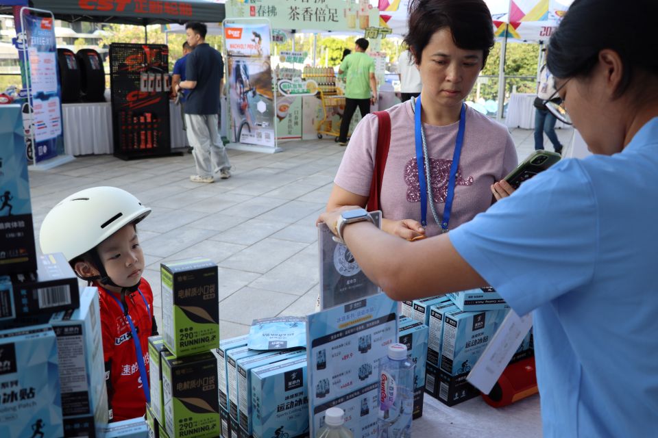         萌娃也贴上了笙命力运动冰贴降温
