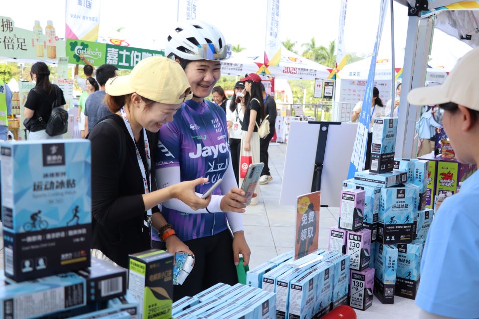         观赛市民也被笙命力吸引了
