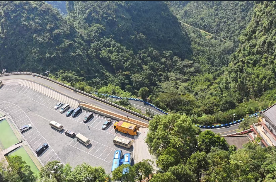         俯瞰弄拉魔鬼赛道
